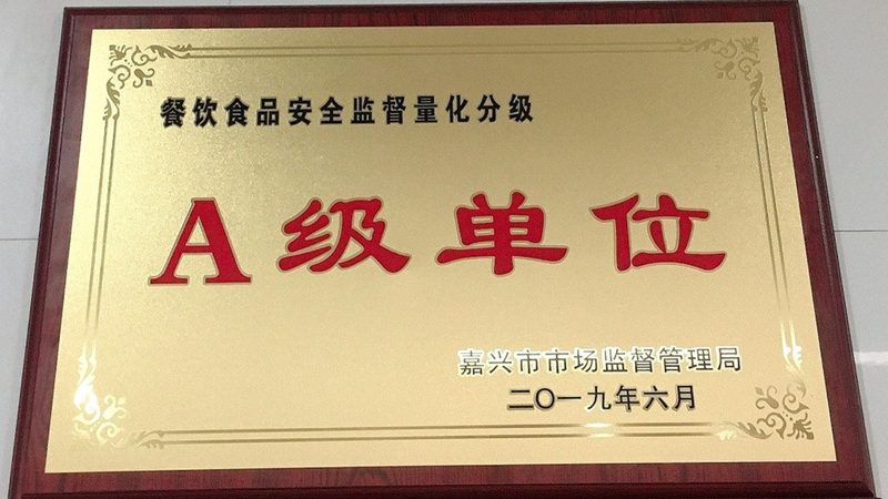优质休闲食品的原料产地通常具有明确标识，消费者在选购时可以关注以下信息：